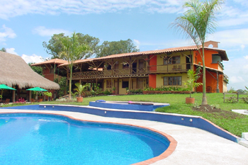 fachada con piscina