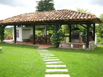 fachada con piscina