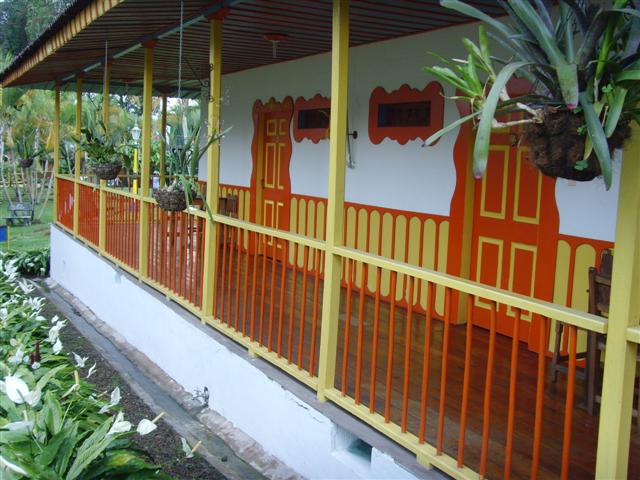 fachada con piscina